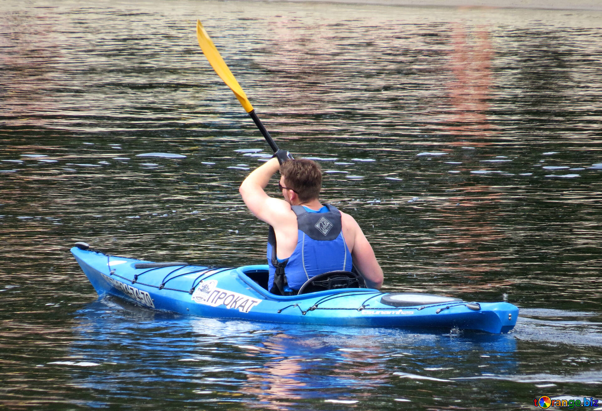 Подруга катается в лодке по реке без лифа фото