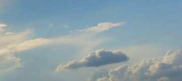 FX №59196 Abdeckung. Cumulus-Wolken in den blauen Himmel.
