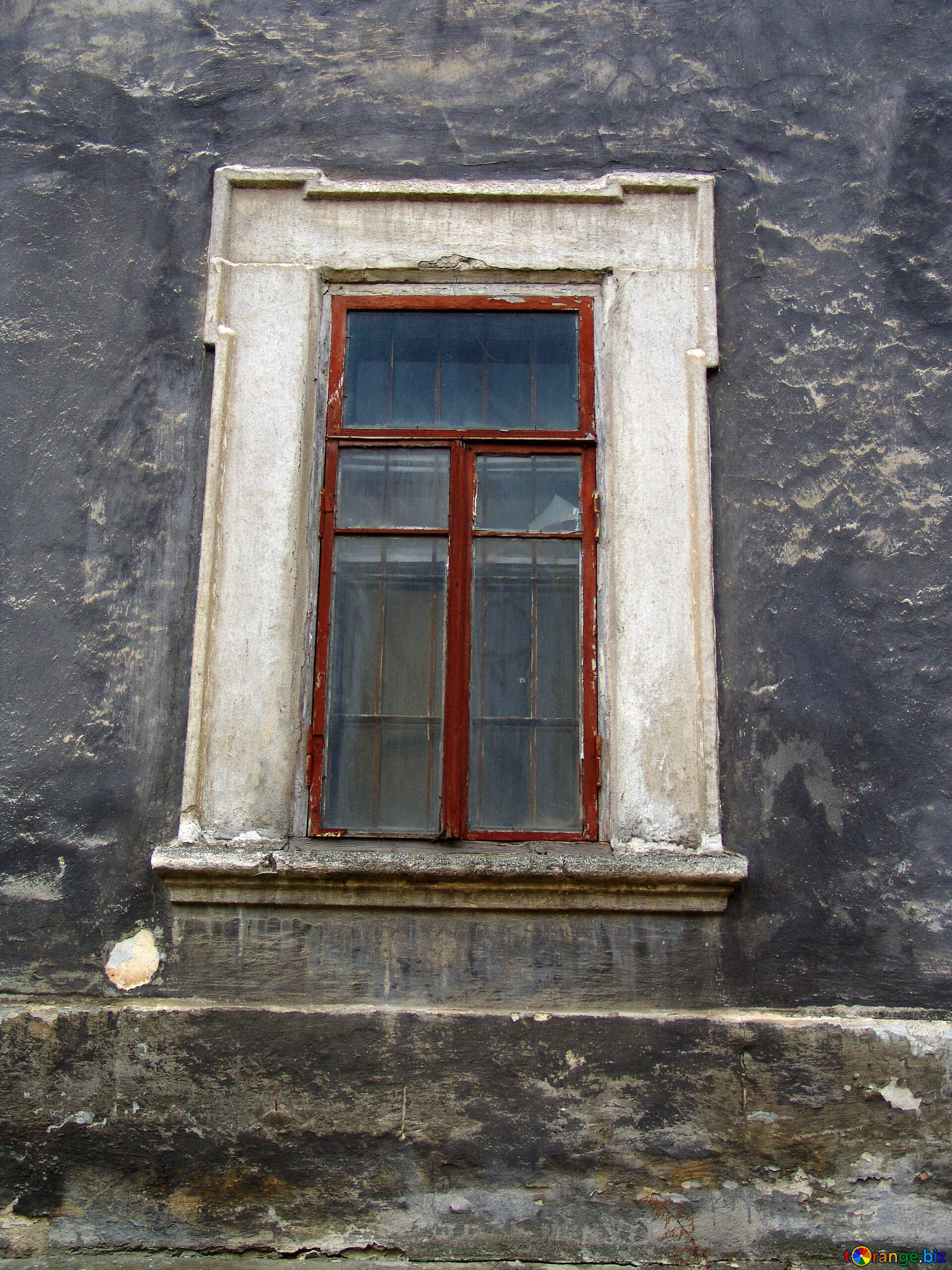 Пластиковые окна в старых домах. Обветшалые окна. Вид из старых окон. Окна старого дома в Гагаузии. Старая расстекловка.