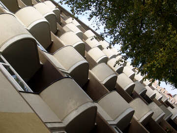 Un bâtiment avec des balcons en demi-cercle sur la diagonale №230