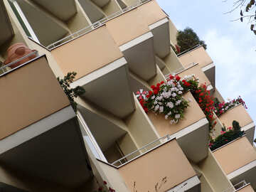 Un edificio con balconi sulla piazza in diagonale №231