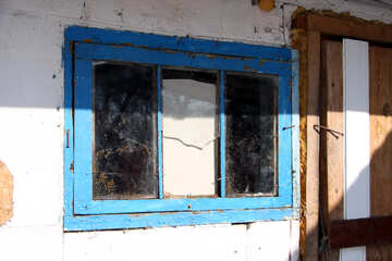 Ein kleines blaues Fenster mit Glasscherben №842