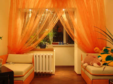 Orangefarbenen Vorhängen am Fenster mit Hintergrundbeleuchtung №613