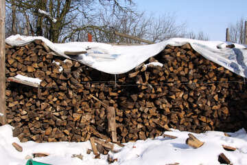 Розпочата поленіца дров в снігу №501