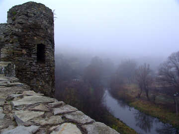 Halb verfallene Turm der alten Burg über dem Fluss. №349