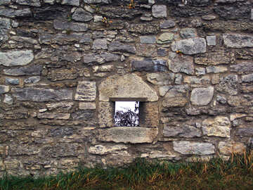 Una stretta feritoia nel muro di un`antica fortezza. №351