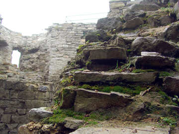 Разрушенная каменная стена  на руинах древнего замка   №359