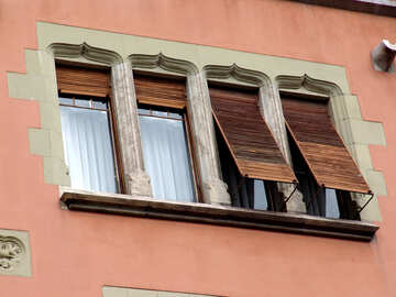 Широке вікно з колонами і вертикальними віконницями в старому будинку №420