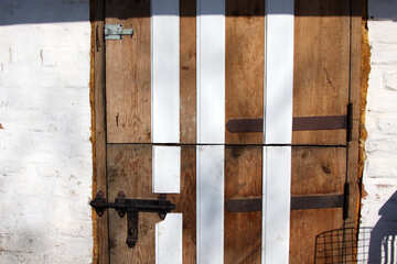The wooden door of the barn into two parts, the slit sewn plastic batten.  №746