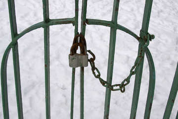 Castle mounted with chain on the gate of iron bars №516