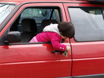 Ein Kind allein im Auto gespielt Schlüssel. №415