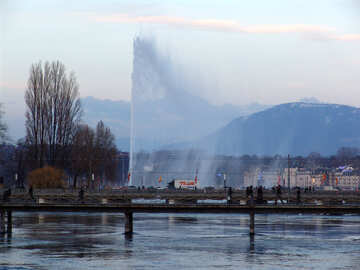 The fountain from the lake to the bridge against the backdrop of the mountains №375