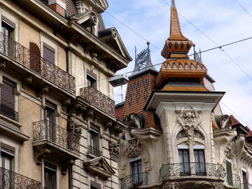 Dach des Hauses auf gemusterte Fliesen, Formteile, schmiedeeiserne Balkon und Turm №405