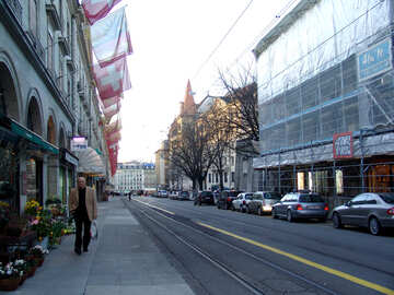 Вулиця з трамвайними шляхами і будинком прикрашеним прапорами №373