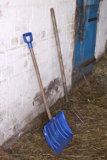 Shovel and pitchfork against the backdrop of whitewashed brick walls №698