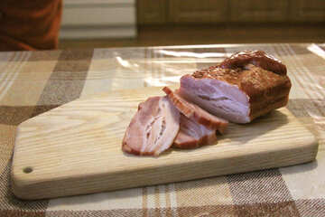 La carne ahumado sobre la tabla de madera №851