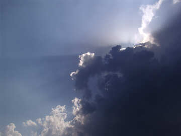 Strahlen der Sonne hinter den Wolken №871