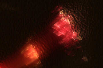 Trace de rouge lampe-torche dans foncé