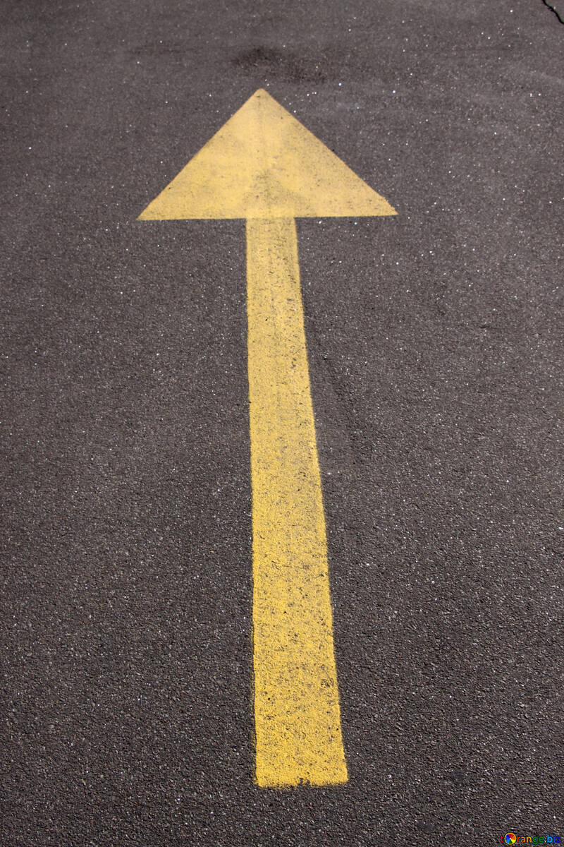 La marca el movimiento adelante sobre el asfalto amarillo  №858