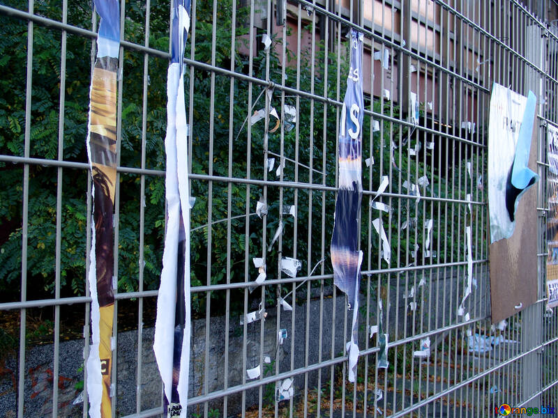 Fragmente von Plakaten auf dem Zaun №240