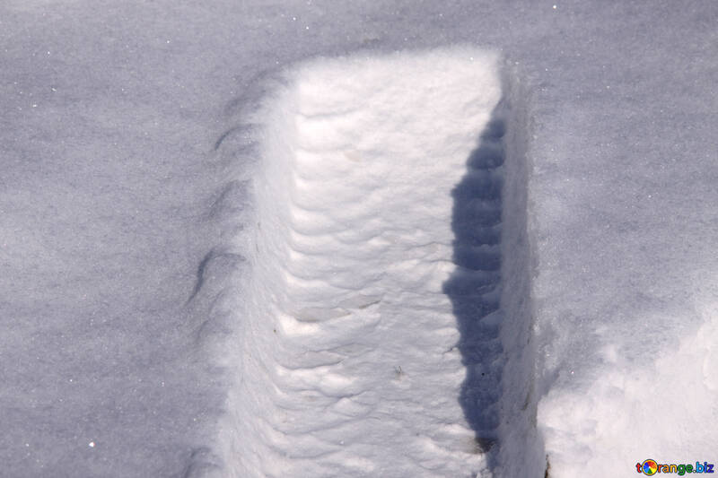 Слід протектора в снігу №832