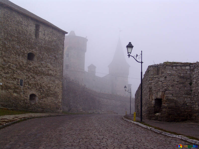 Стародавня вулиця старовинного міста в передсвітанковому тумані №352