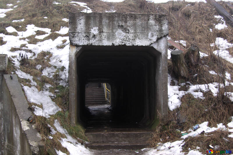 Un tubo di cemento quadrato passare sotto il terrapieno della ferrovia №801