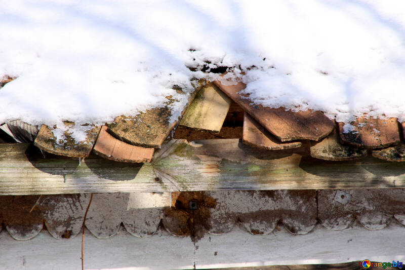 La distruzione del vecchio tetto tegole sotto la neve (frammento) №493