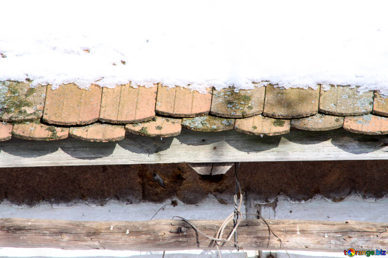 Vecchio tetto in tegole sotto la neve (frammento) №492