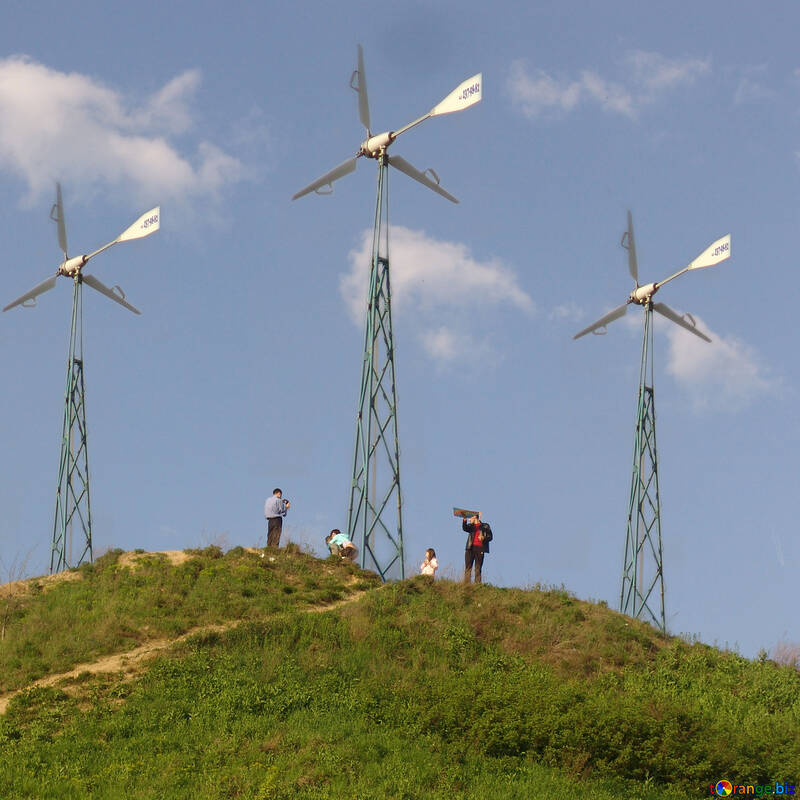 Drei Windkraftanlage auf dem Hügel №631