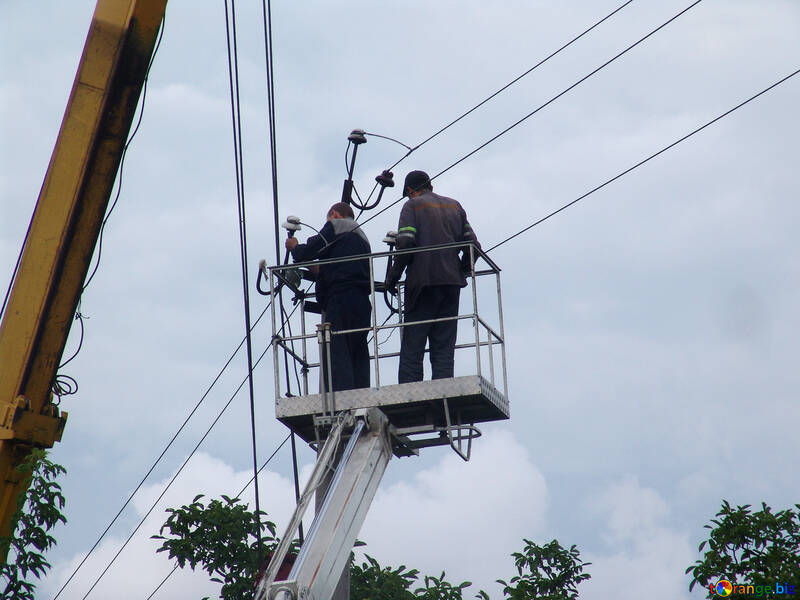 Los electricistas sobre la torre reparan los cables de alto voltaje №608