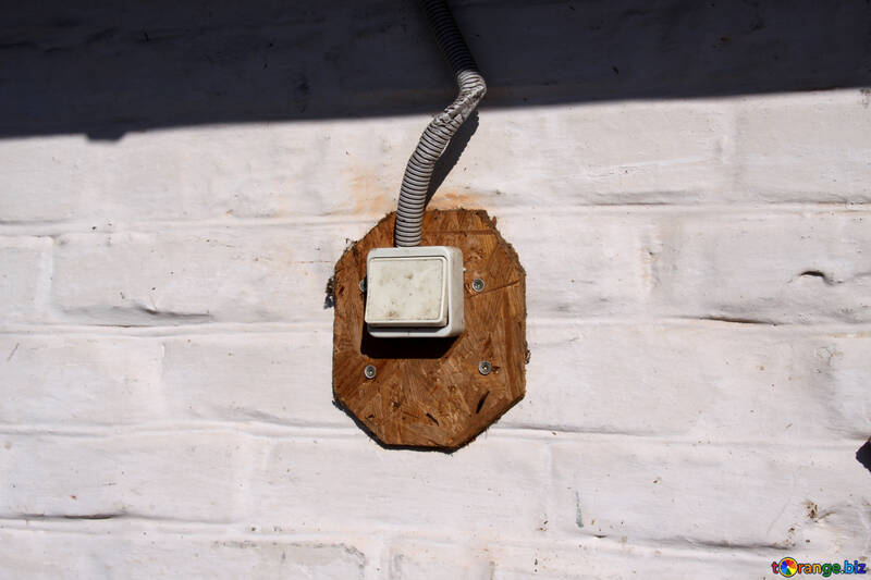 Externo interruptor em uma parede de tijolos  №507
