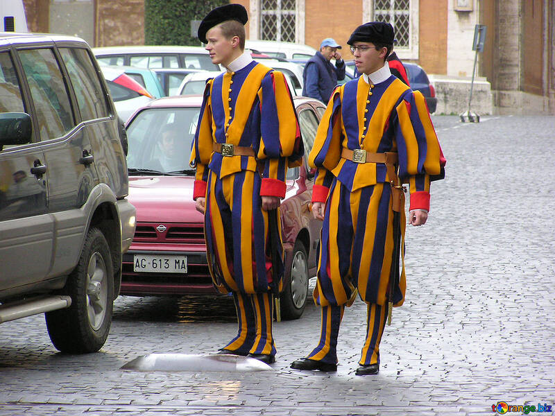 Los soldados de la guardia suizos del Vaticano sobre el adoquín №309