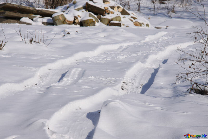 Una strada sterrata in inverno sotto la neve №830