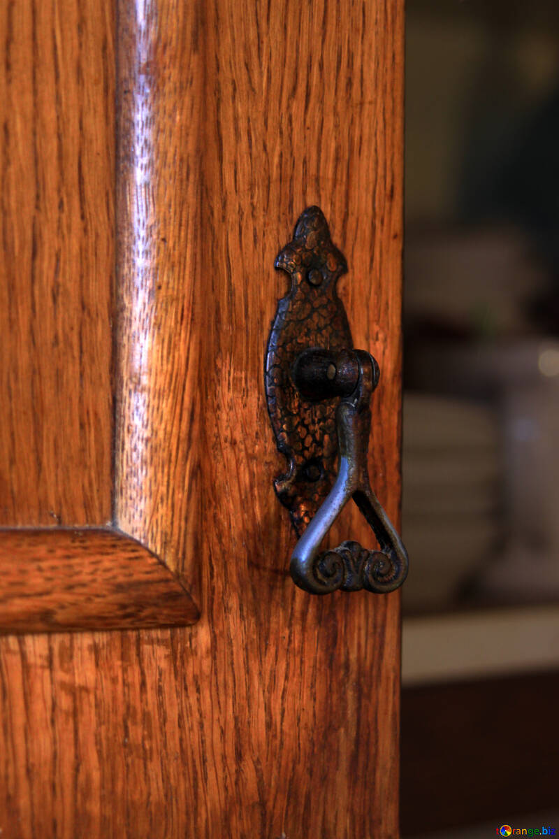 Alte Knopf an der Tür des Küchentische №977