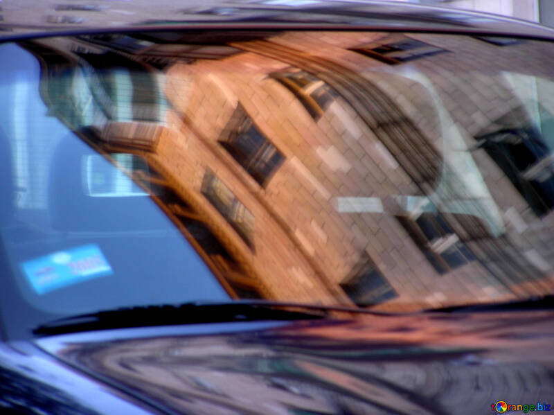 Відображення будівлі в склі автомобіля. №327