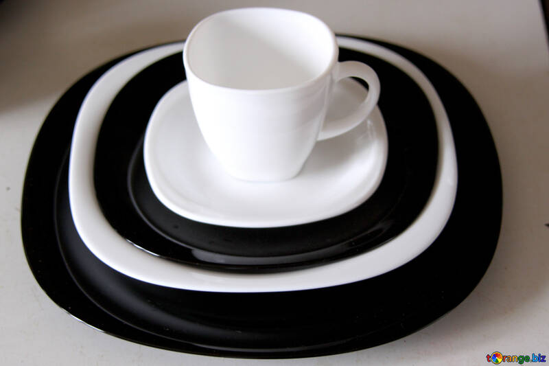 Um conjunto de pratos quadrados, preto e branco №970