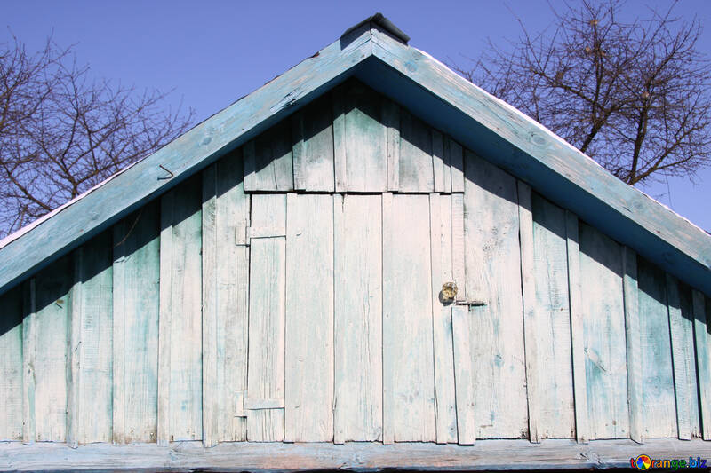  La puerta del ático de la vieja aldea de casas de madera, techo de la casa  №494