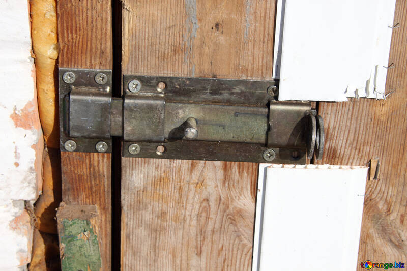 Засувка металева на дерев`яних дверях сараю №743