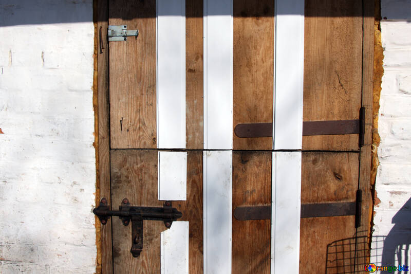 The wooden door of the barn into two parts, the slit sewn plastic batten.  №746