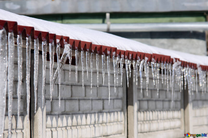 Auf dem Dach Eiszapfen am Zaun entlang №486