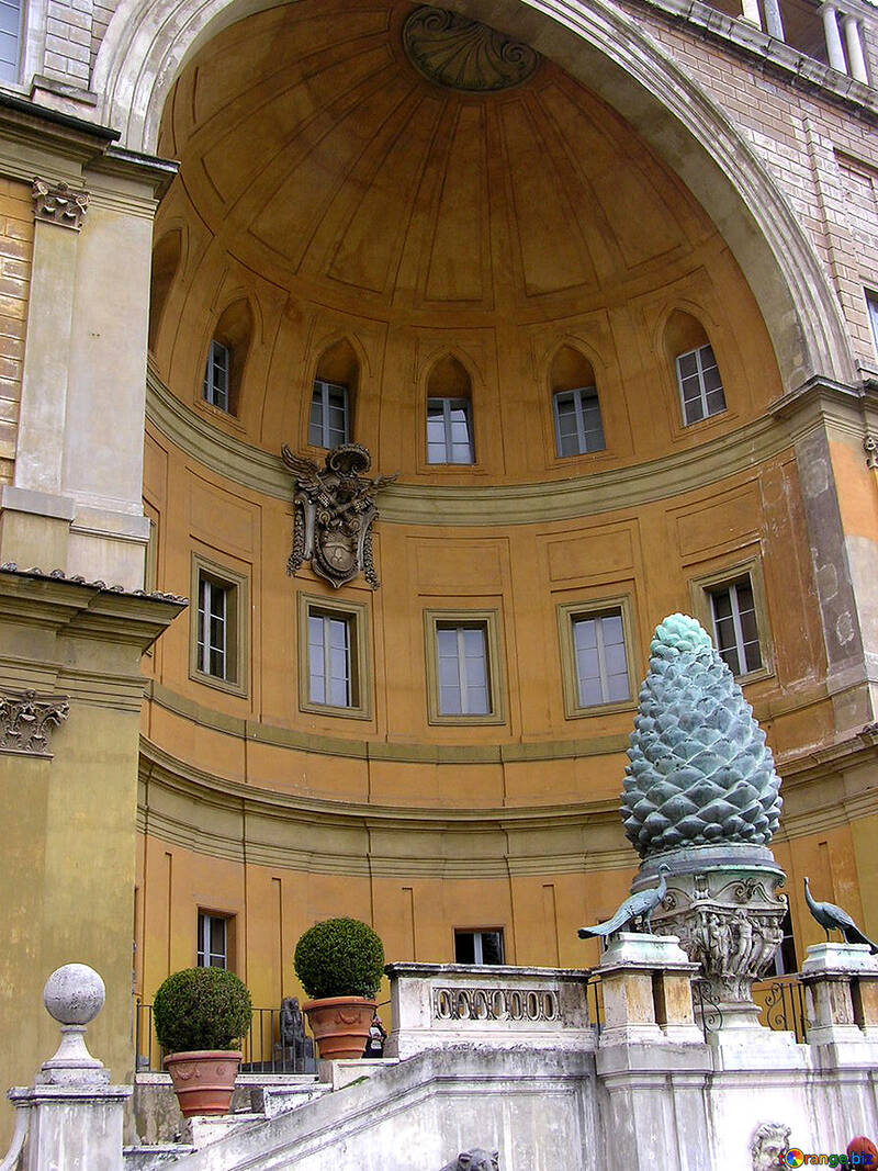 Купол перед входом в будівлю з скульптурами і зеленню №298