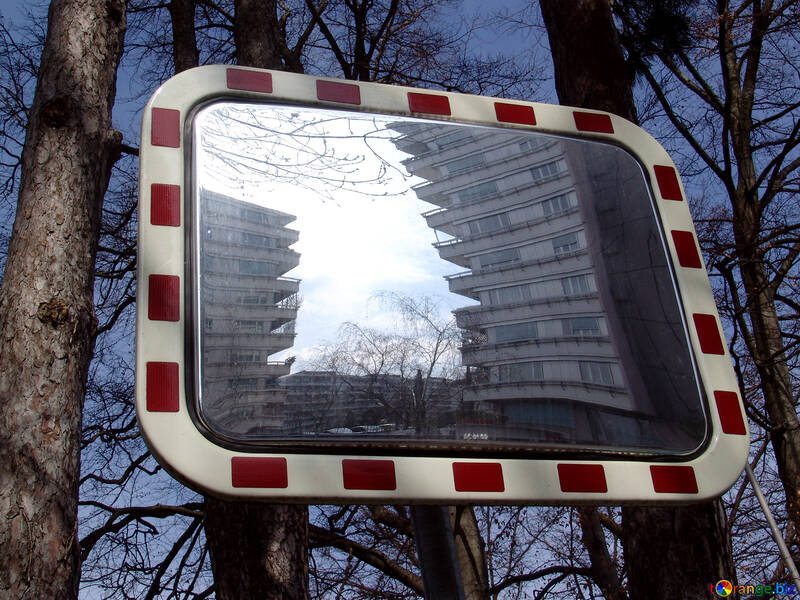 O velho modelo de casas refletindo no espelho para carros №369