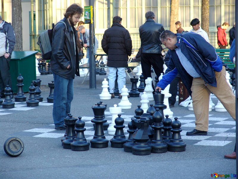 People play chess right on the asphalt №372