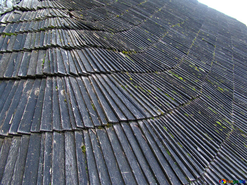 O telhado com telhas de madeira velha.  №355