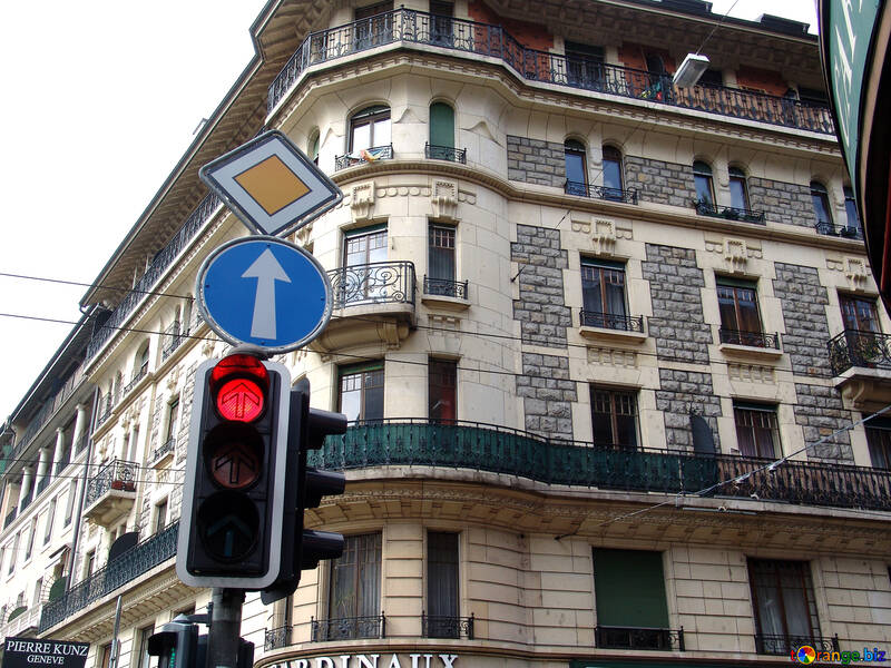 Red arrow directly at the main traffic lights under the sign of the main road  №403