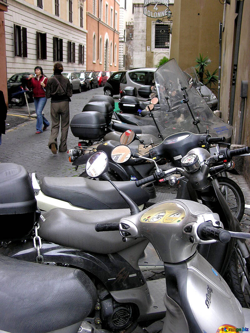 El estacionamiento de las motocicletas y las bicicletas con motor en Roma №323