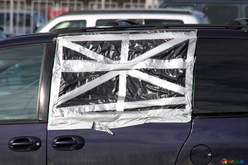 Ein Auto mit einem zerbrochenen Fenster Folie versiegelt №891