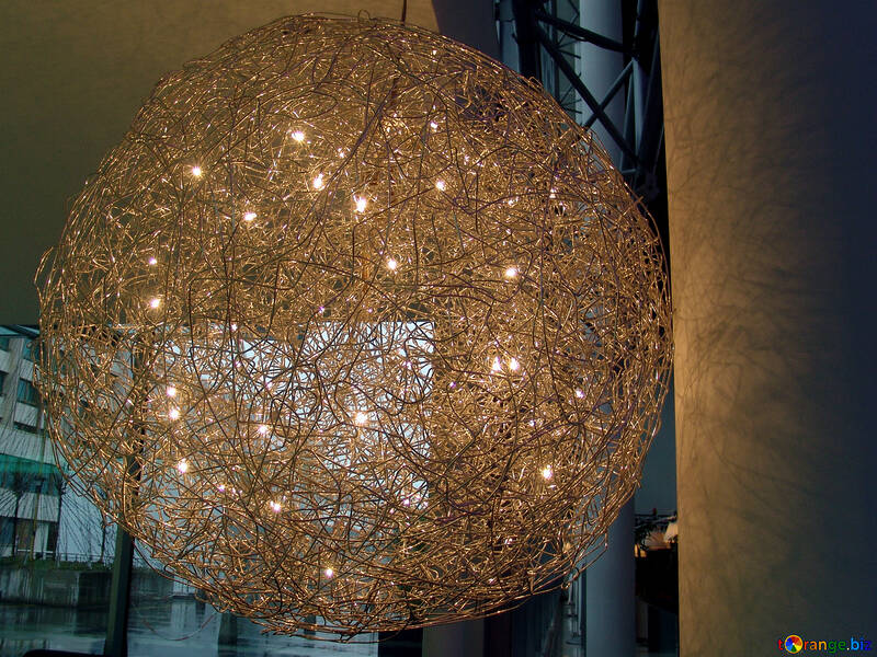 A calle lámpara en forma de bola de metal alambre con luces. №380
