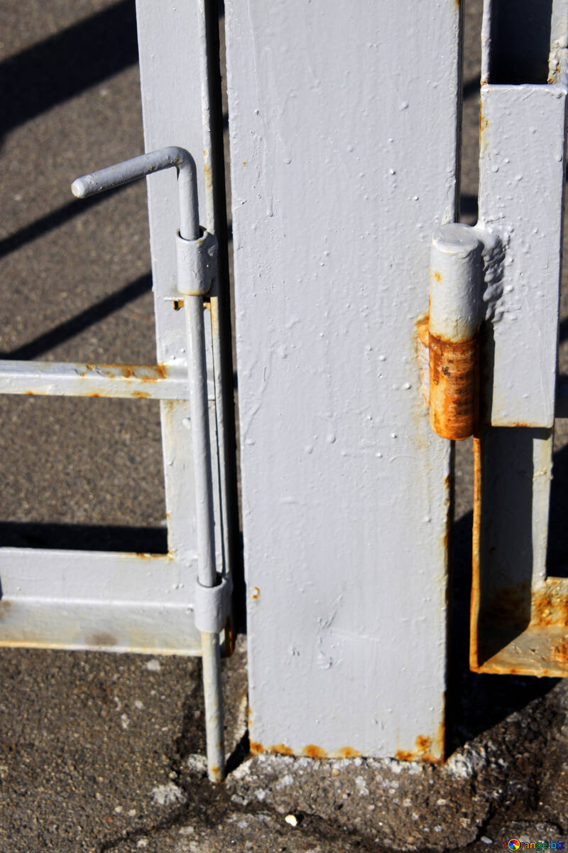 Засув металевий вертикальний на залізних воротах №762